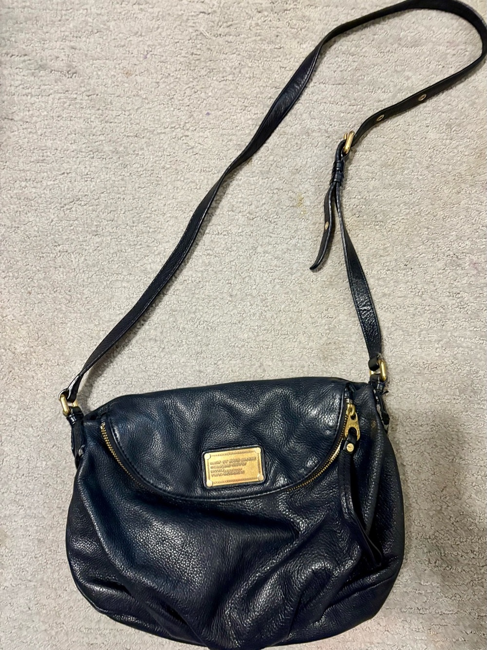 479-Marc Jacobs Black Leather Crossbody Bag with Gold Plaque